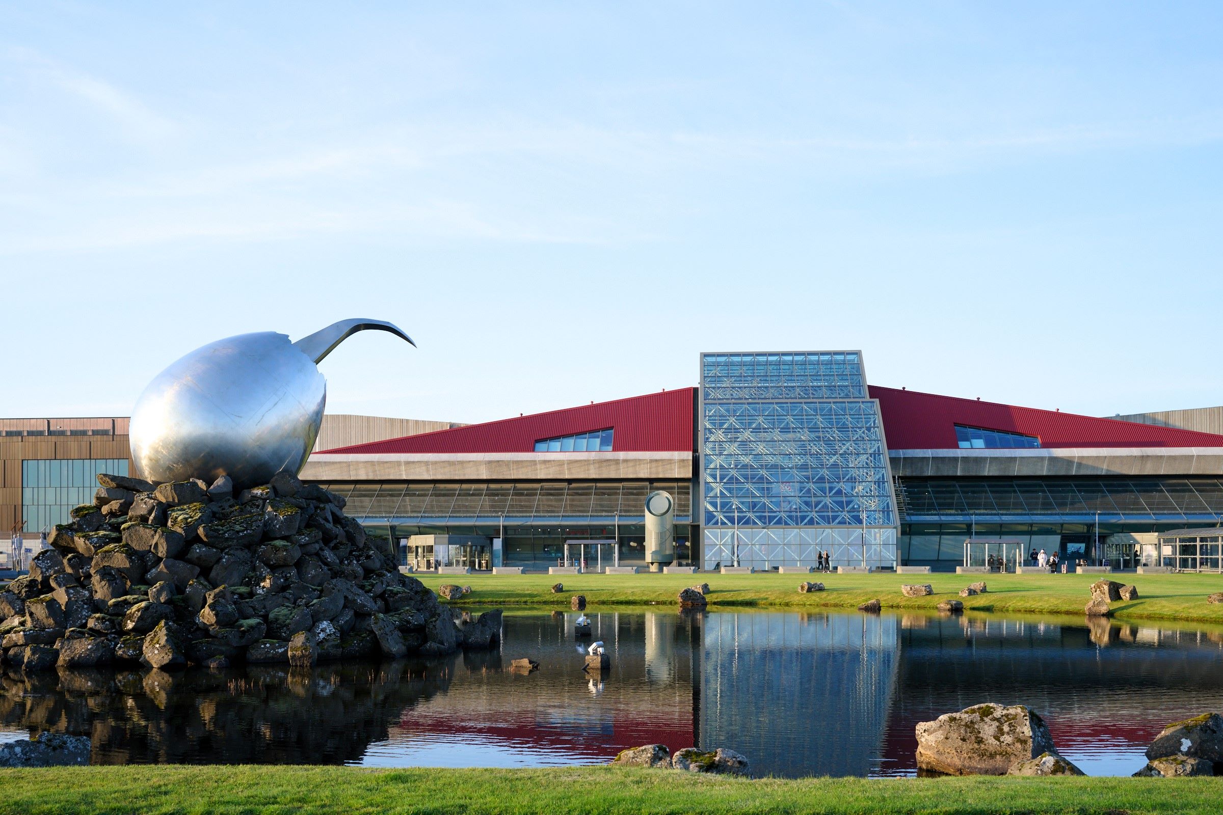 The Ultimate Traveler’s Blueprint: Navigating Keflavík International Airport (KEF) — and Why Hótel Reykjavík Saga Is Your Smartest Reykjavík Base